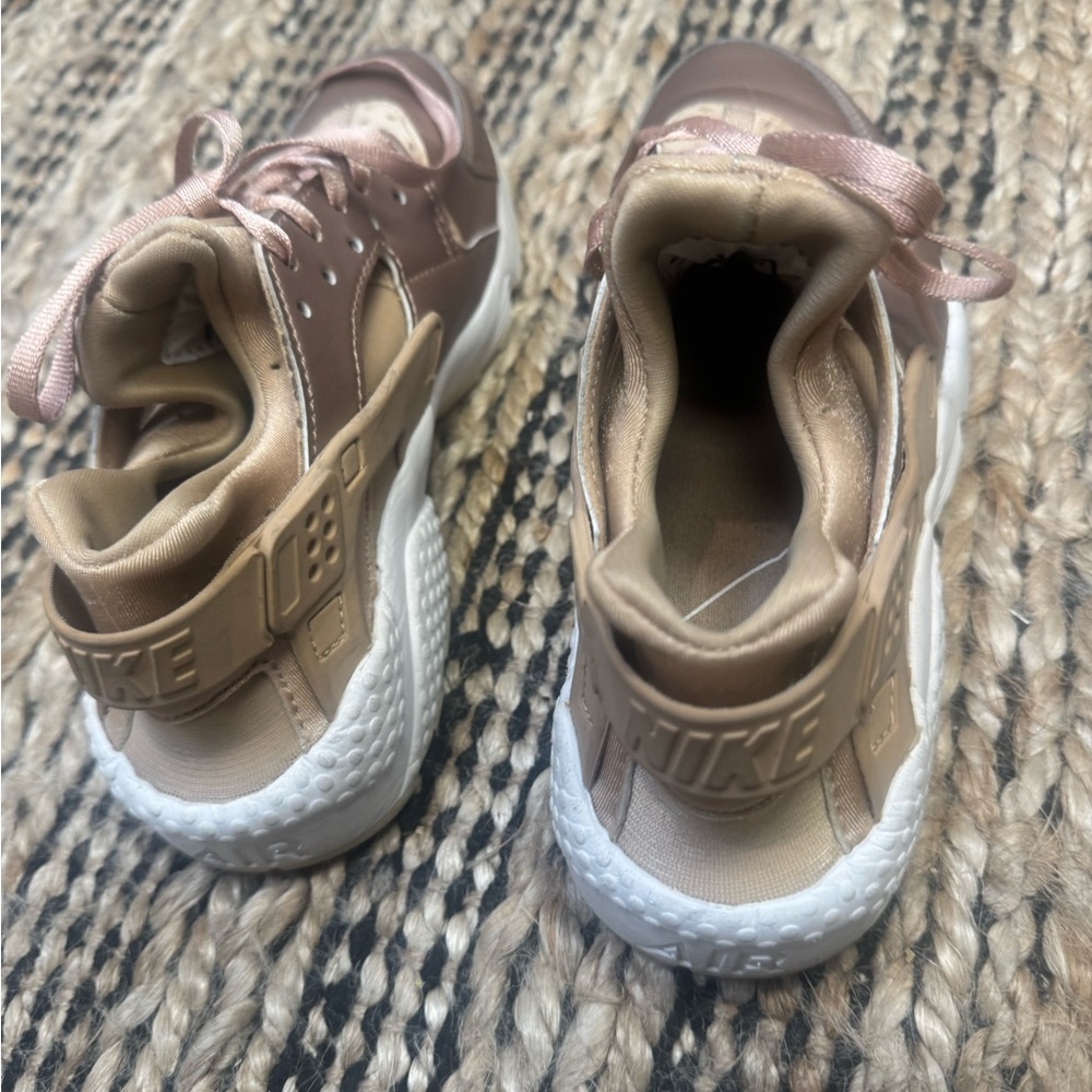 Nike Women's Sneakers in Rose Gold and Beige Nike huarache - Picture 5 of 9